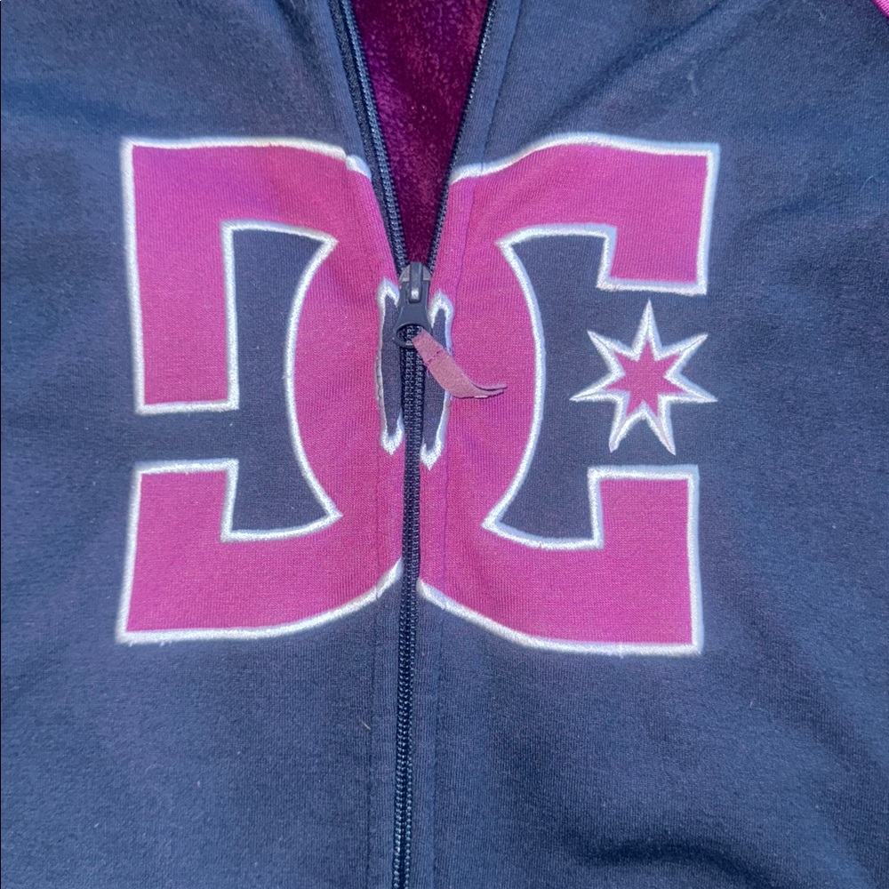 Cozy & Cool: Authentic DC Brand Women's Small Zip-Up Hoodie - Picture 2 of 6